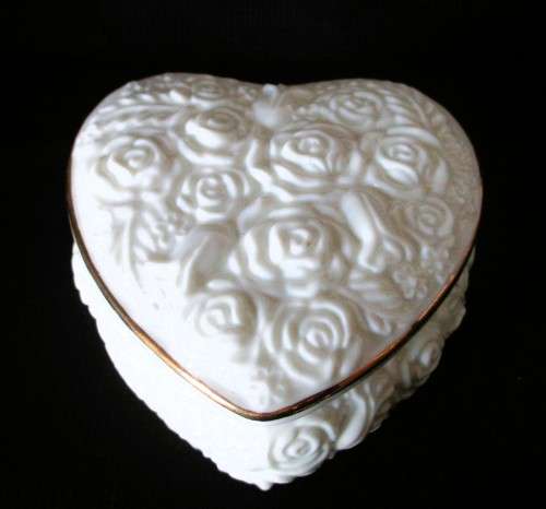 Lenox Heart Shaped Trinket Box with Gold Trim Cream Roses. Just Lovely. 95 x 50mm. Spotless