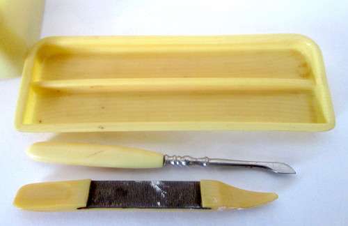 VINTAGE 1930`s Art Deco Bakelite Lady`s Manicure Set. Refer to photos for condition. 110 x75x35mm