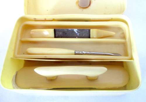 VINTAGE 1930`s Art Deco Bakelite Lady`s Manicure Set. Refer to photos for condition. 110 x75x35mm