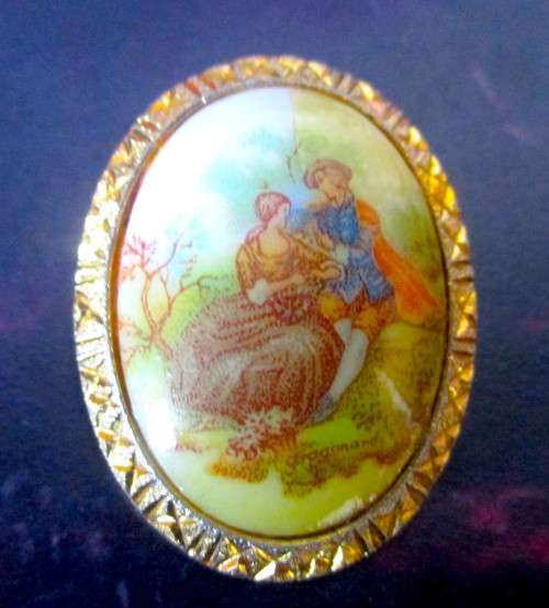 Vintage Limoges look a like Courting scene ceramic cameo brooch, Fragonard gold finish. 38 x30mm