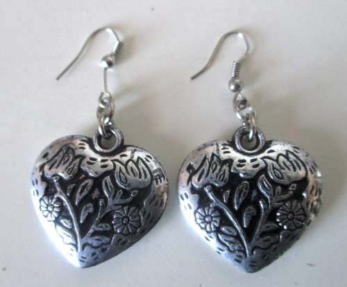 Costume Jewelry. Large Silver toned heart hanging Earrings.