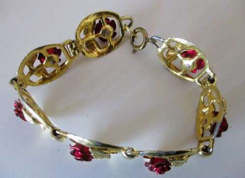 Vintage Romantic 7 Rose Bracelet. Metal unknown. Please refer to photos for condition. 20cm