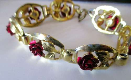 Vintage Romantic 7 Rose Bracelet. Metal unknown. Please refer to photos for condition. 20cm