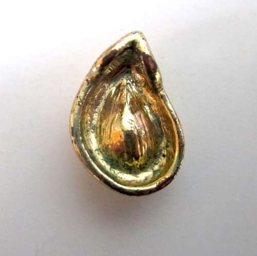 Vintage Pendant.  Amber Faceted Glass stone in Gold toned setting. . Costume Jewelry. 20mm