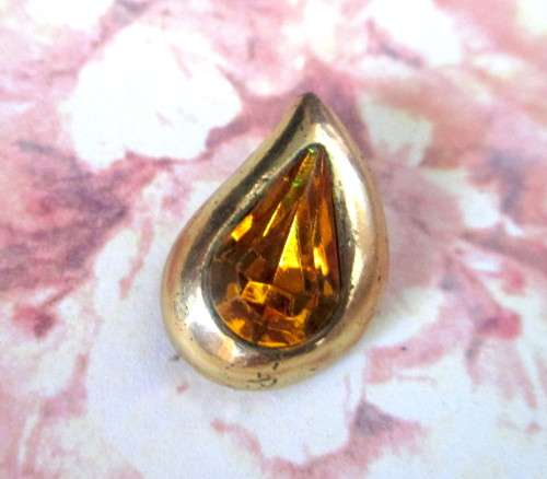 Vintage Pendant.  Amber Faceted Glass stone in Gold toned setting. . Costume Jewelry. 20mm