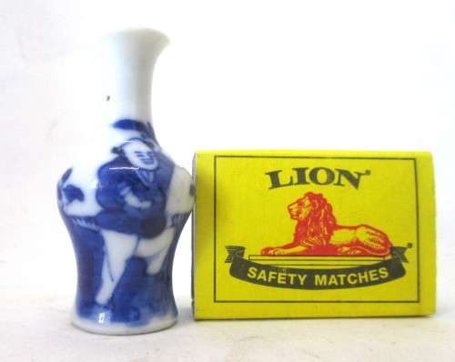 Antique Mini Chinese porcelain - Vase - Guangxy dynastie - Qing - 19th century. See discription