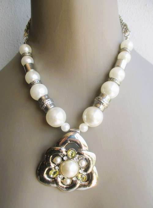 Costume Jewelry. Faux pear bead and silver color necklace with large ornate pendant. 44cm