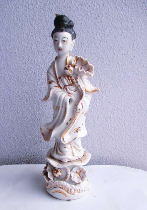 Vintage Porcelain Kwan Quan Yin Statue with Removable Hand. Hand missing. No markings. 18cm.