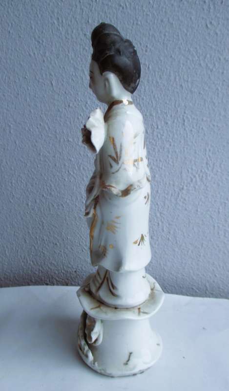 Vintage Porcelain Kwan Quan Yin Statue with Removable Hand. Hand missing. No markings. 18cm.