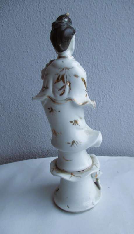 Vintage Porcelain Kwan Quan Yin Statue with Removable Hand. Hand missing. No markings. 18cm.