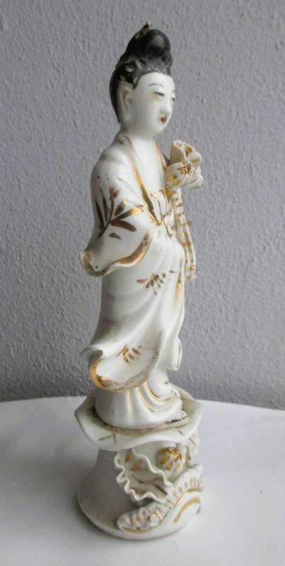 Vintage Porcelain Kwan Quan Yin Statue with Removable Hand. Hand missing. No markings. 18cm.