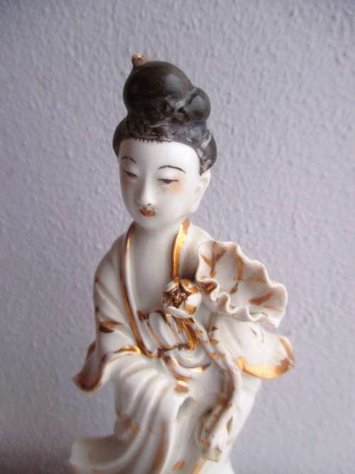 Vintage Porcelain Kwan Quan Yin Statue with Removable Hand. Hand missing. No markings. 18cm.