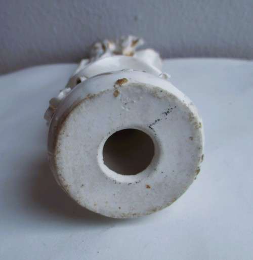 Vintage Porcelain Kwan Quan Yin Statue with Removable Hand. Hand missing. No markings. 18cm.