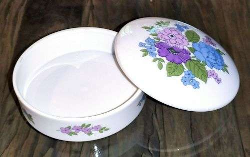 Beautiful Vintage Heinrich Germany White Floral Design Porcelain Lidded Trinket Box Dish. 120x40mm