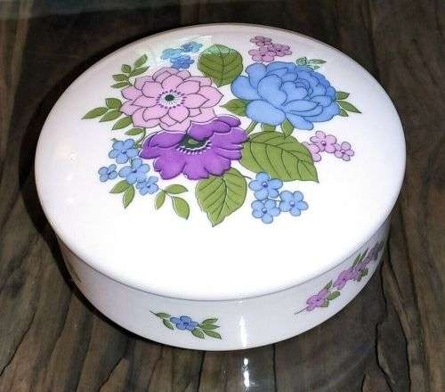 Beautiful Vintage Heinrich Germany White Floral Design Porcelain Lidded Trinket Box Dish. 120x40mm