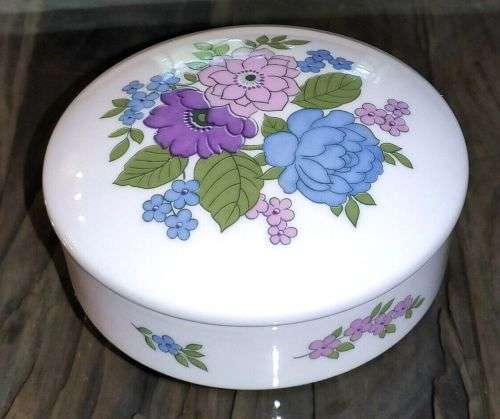 Beautiful Vintage Heinrich Germany White Floral Design Porcelain Lidded Trinket Box Dish. 120x40mm