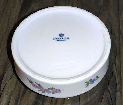 Beautiful Vintage Heinrich Germany White Floral Design Porcelain Lidded Trinket Box Dish. 120x40mm