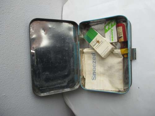 VINTAGE JOHNSON & JOHNSON AUTOKIT FIRST AID OUTFIT,MADE IN ENGLAND. 185X130X45MM