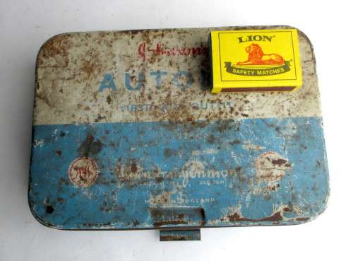 VINTAGE JOHNSON & JOHNSON AUTOKIT FIRST AID OUTFIT,MADE IN ENGLAND. 185X130X45MM