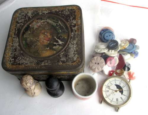 VINTAGE SMALL TIN WITH MISCELLANEOUS ITEMS INSIDE. 10X10X4CM