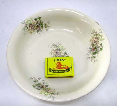 Vintage Gream Bell Ware Bowl. A G Gillers Meyerton SouthAfrica. 185mm dia. NoteChip as per photo.