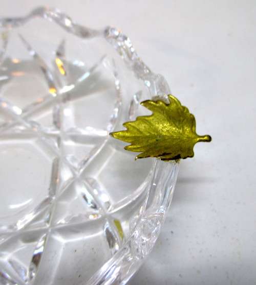 Achor Hocking Crystal Clear Glass Ashtray Gold Leaves Hollywood Regency. 80mm dia.