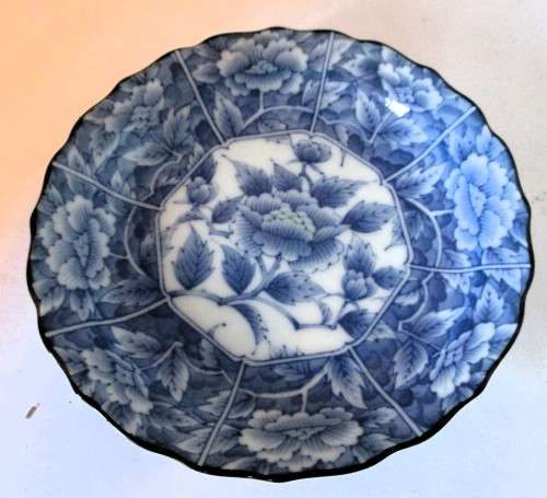 Vintage Japanese Arita-yaki Ware Porcelain Plate Signed. With wall hinging wire. 120mm diameter.