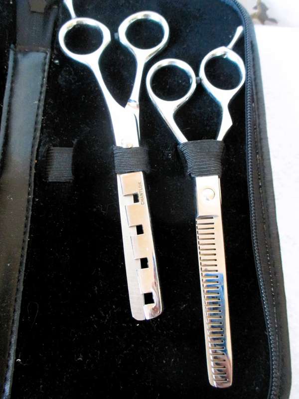 Chantlok Hair cutting Set. 2 Scissor and Razors. As per photo. Seems new.