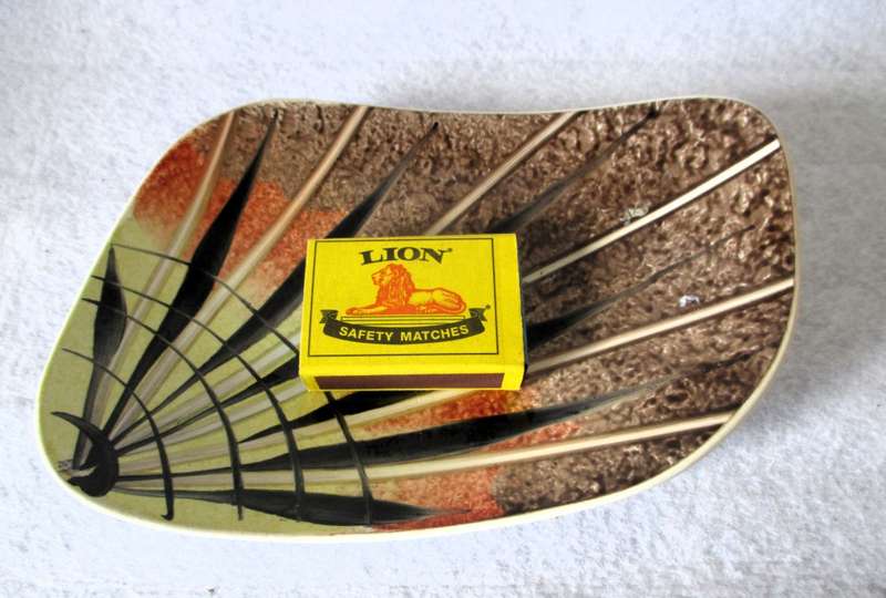 Atomic Mid century Hand painted modern ceramic footed dish.  PalCeramic Israel, Haifa. 190 x120mm