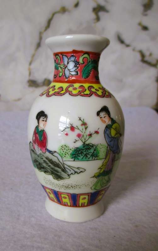 Antique Chinese Porcelain Mini Vase Famille Rose Character Red Stamp. 100mm high. Collectable.