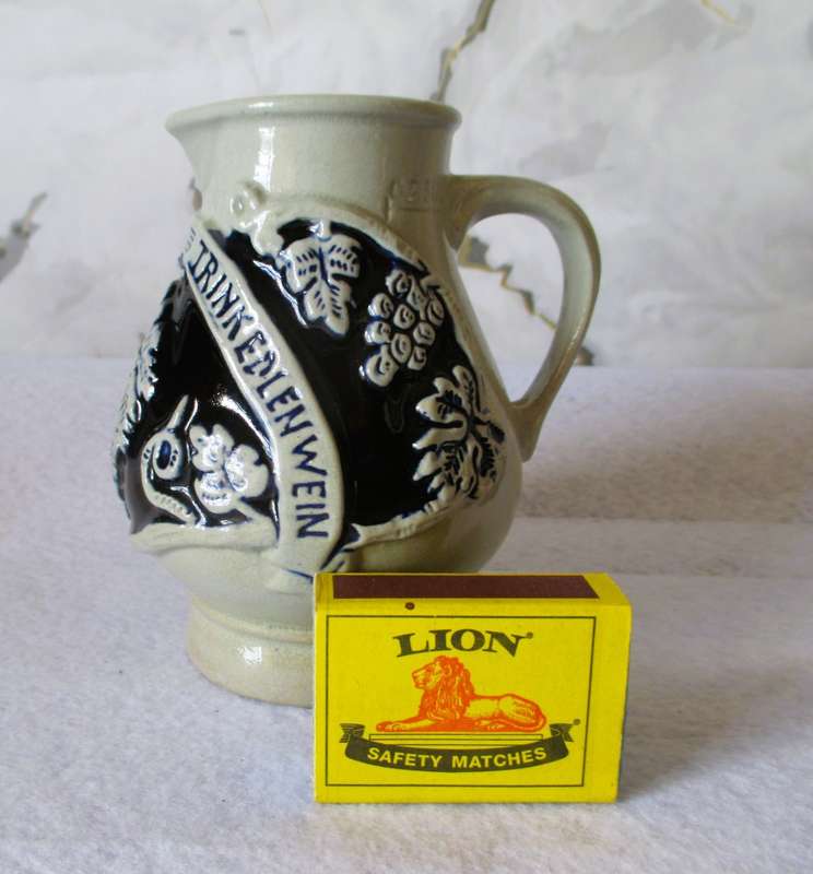 Gerz Vintage Wine Pitcher Cobalt Blue Wein in Froher Rund Frohsinn Zu Jeder. 125mm high.