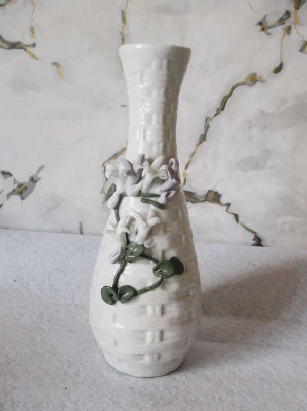 Vintage Bud Vase with Applied White And Lilac Flowers, unmarked, but just lovely. Spotless. 180mm hi
