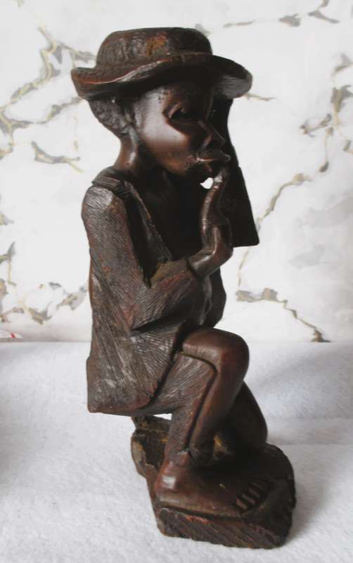 Very nice Dark wood carved old  African man smoking his pipe. 28cm high. Marked Harold.