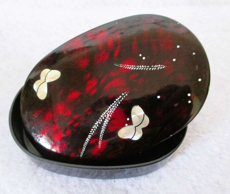 Vintage Japanese Laquer Oval Small Jewelry Ring Box Butterflies. 100 x 20mm.