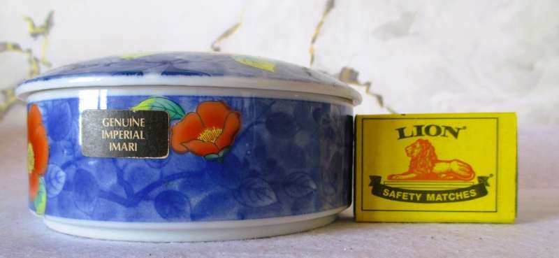 Vintage Japanese Genuine Imaro Porcelain Round Trinket Box With Lid. 120 x 60mm. Spotless.
