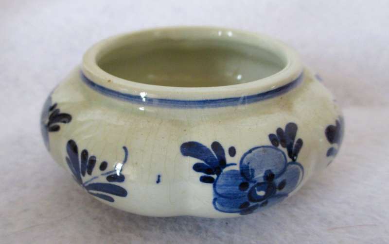 Vintage Holland Ceramic Delft Blue trinket holder. 90mm.