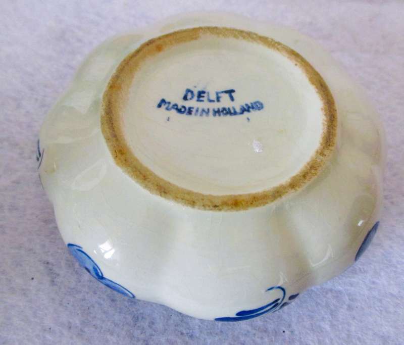 Vintage Holland Ceramic Delft Blue trinket holder. 90mm.