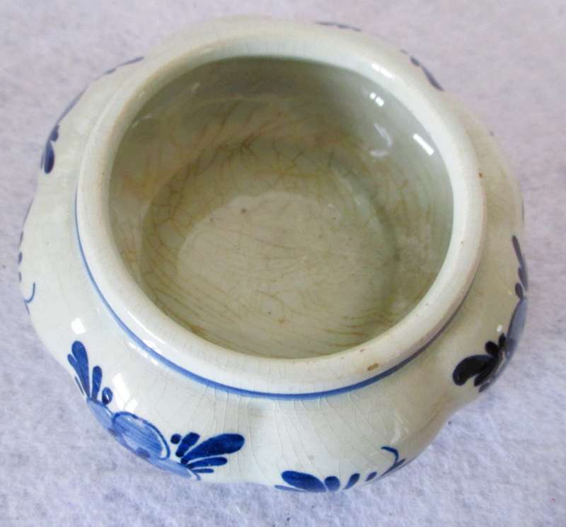 Vintage Holland Ceramic Delft Blue trinket holder. 90mm.