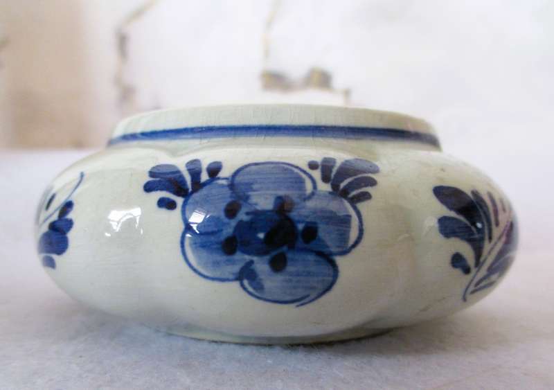 Vintage Holland Ceramic Delft Blue trinket holder. 90mm.