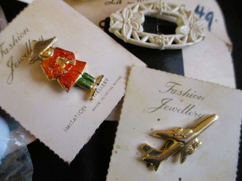 Lot of various vintage costume jewelry, from 50`s. Still with original packaging. No.1