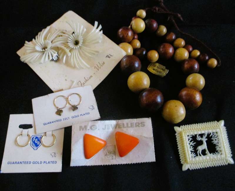 Lot of various vintage costume jewelry, from 50`s. Still with original packaging. No.2