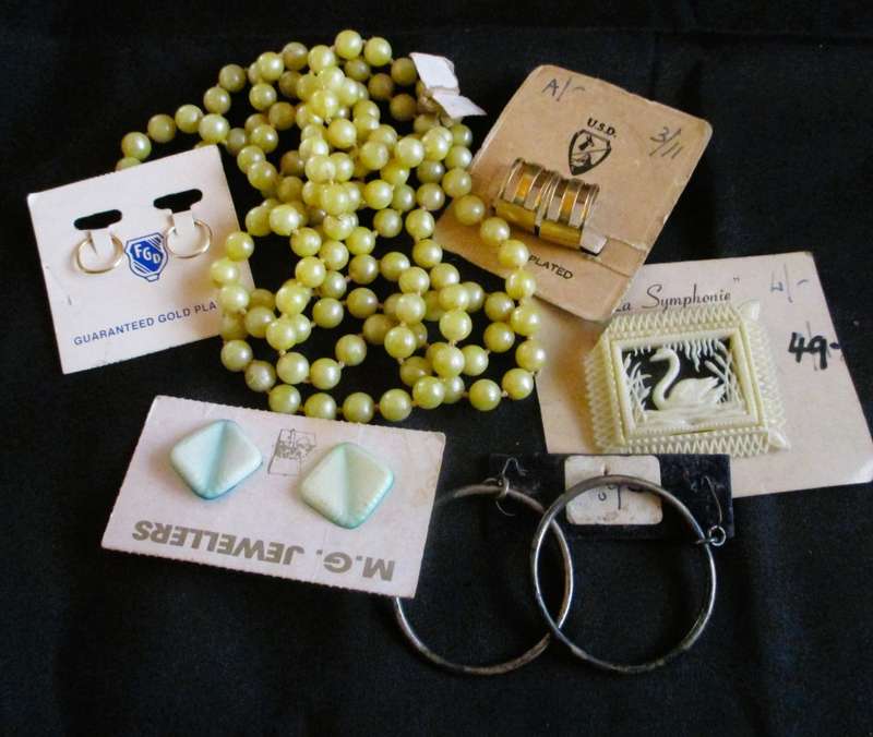Lot of various vintage costume jewelry, from 50`s. Still with original packaging. No.4