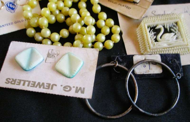 Lot of various vintage costume jewelry, from 50`s. Still with original packaging. No.4