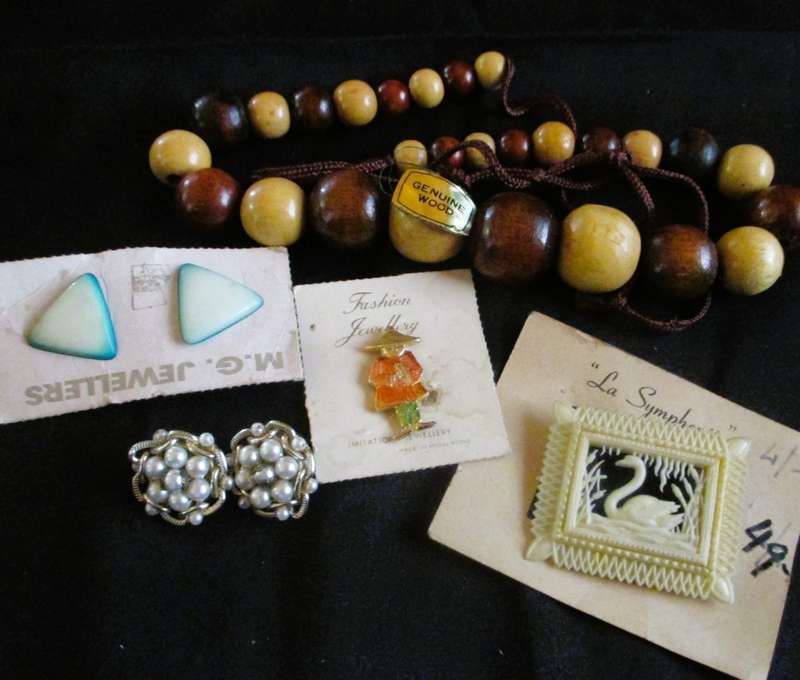 Lot of various vintage costume jewelry, from 50`s. Still with original packaging. No.5