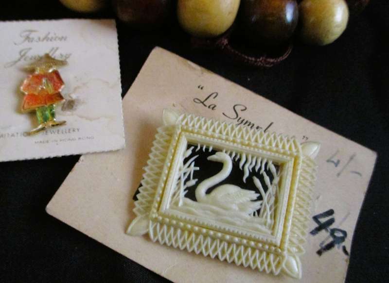 Lot of various vintage costume jewelry, from 50`s. Still with original packaging. No.5