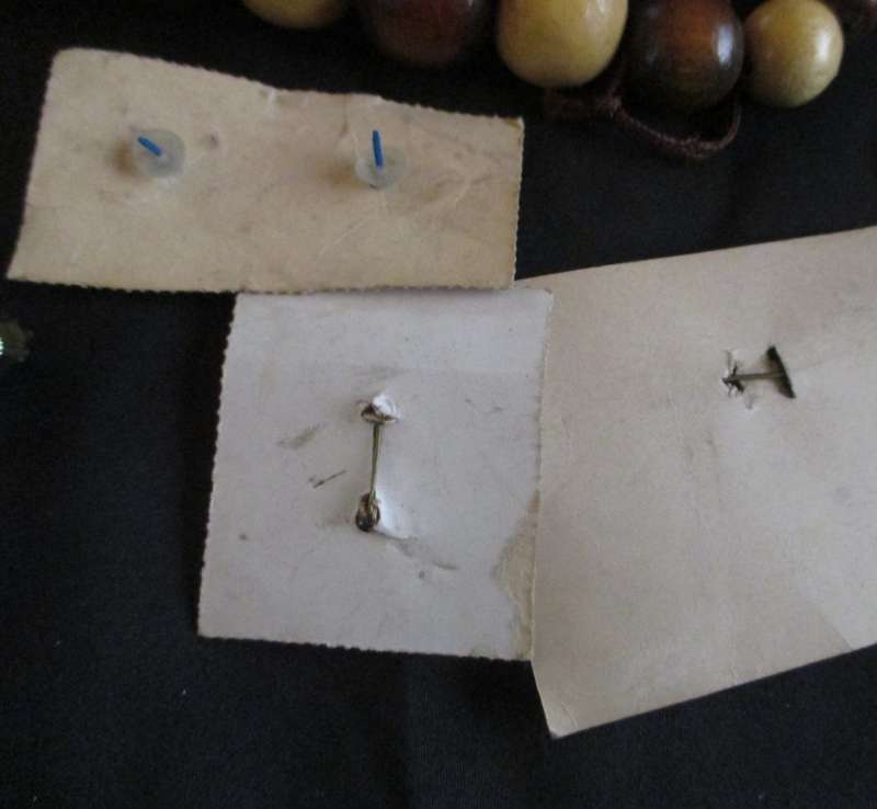 Lot of various vintage costume jewelry, from 50`s. Still with original packaging. No.5