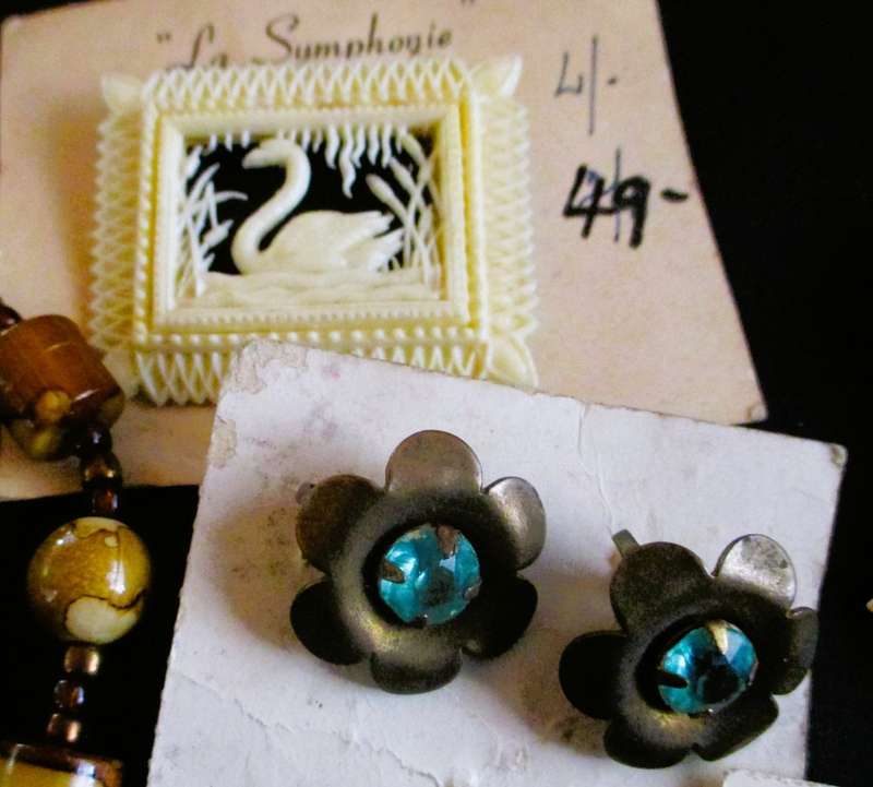 Lot of various vintage costume jewelry, from 50`s. Still with original packaging. No. 9