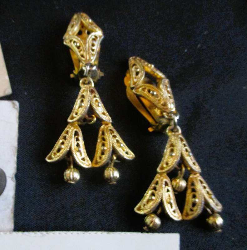 Lot of various vintage costume jewelry, from 50`s. Still with original packaging. No. 9