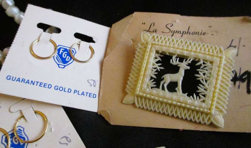 Lot of various vintage costume jewelry, from 50`s. Still with original packaging. No. 10