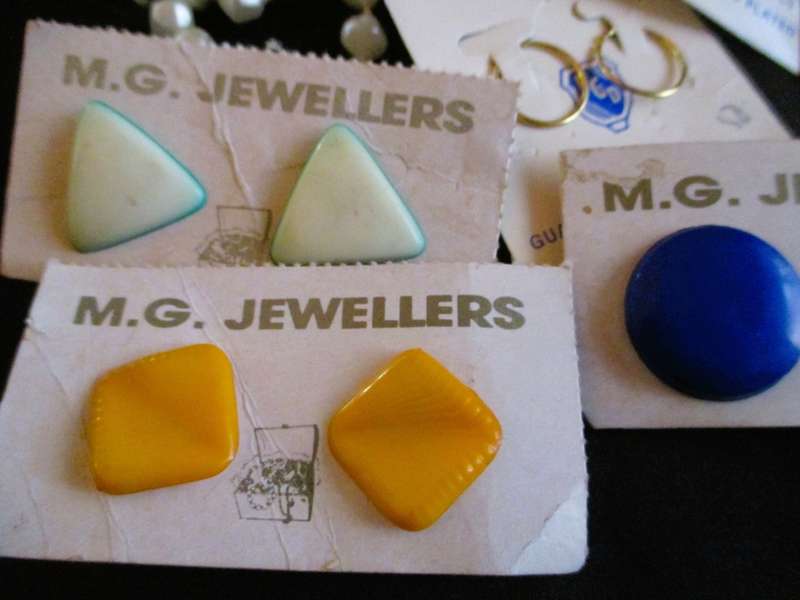 Lot of various vintage costume jewelry, from 50`s. Still with original packaging. No. 10